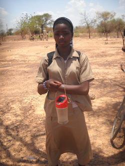 Asséta reçoit sa première lampe