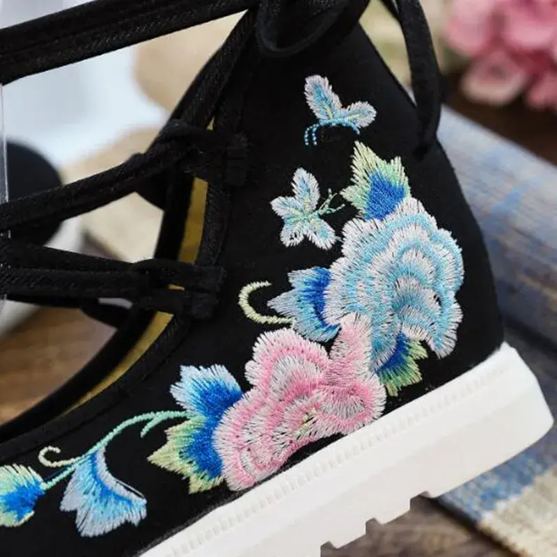 Thumbnail: Cross-Tied Embroidered Casual Shoes Girls Vintage Canvas Sneakers Ethnic Lace-Up