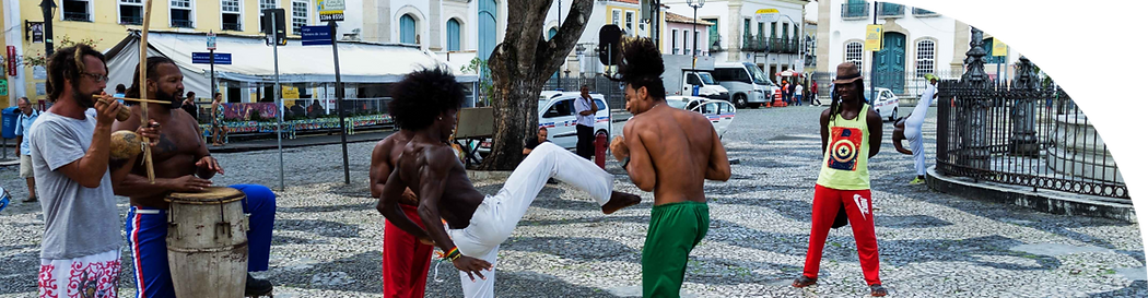 pessoas jogando capoeira para representar a corporalidade do indivíduo no contexto