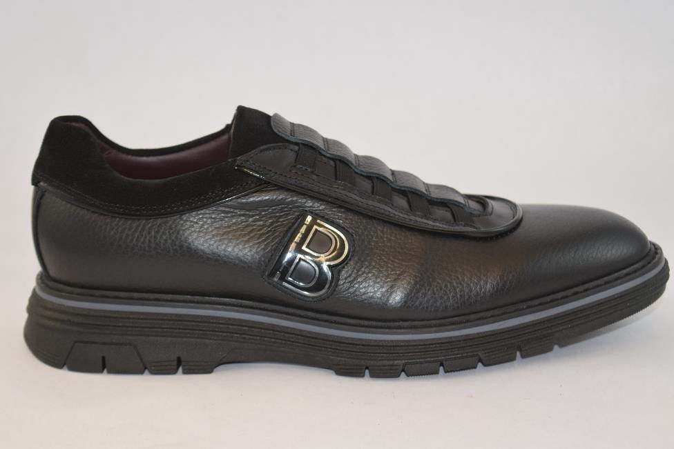 Black Leather Sneaker with elastic cross laces and rubber sole