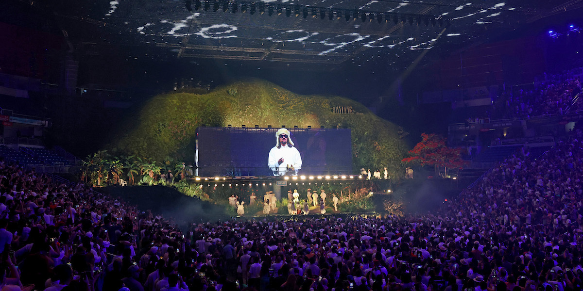 Bad Bunny durante il primo concerto della residency al Coliseo di San Juan, 11 luglio 2025