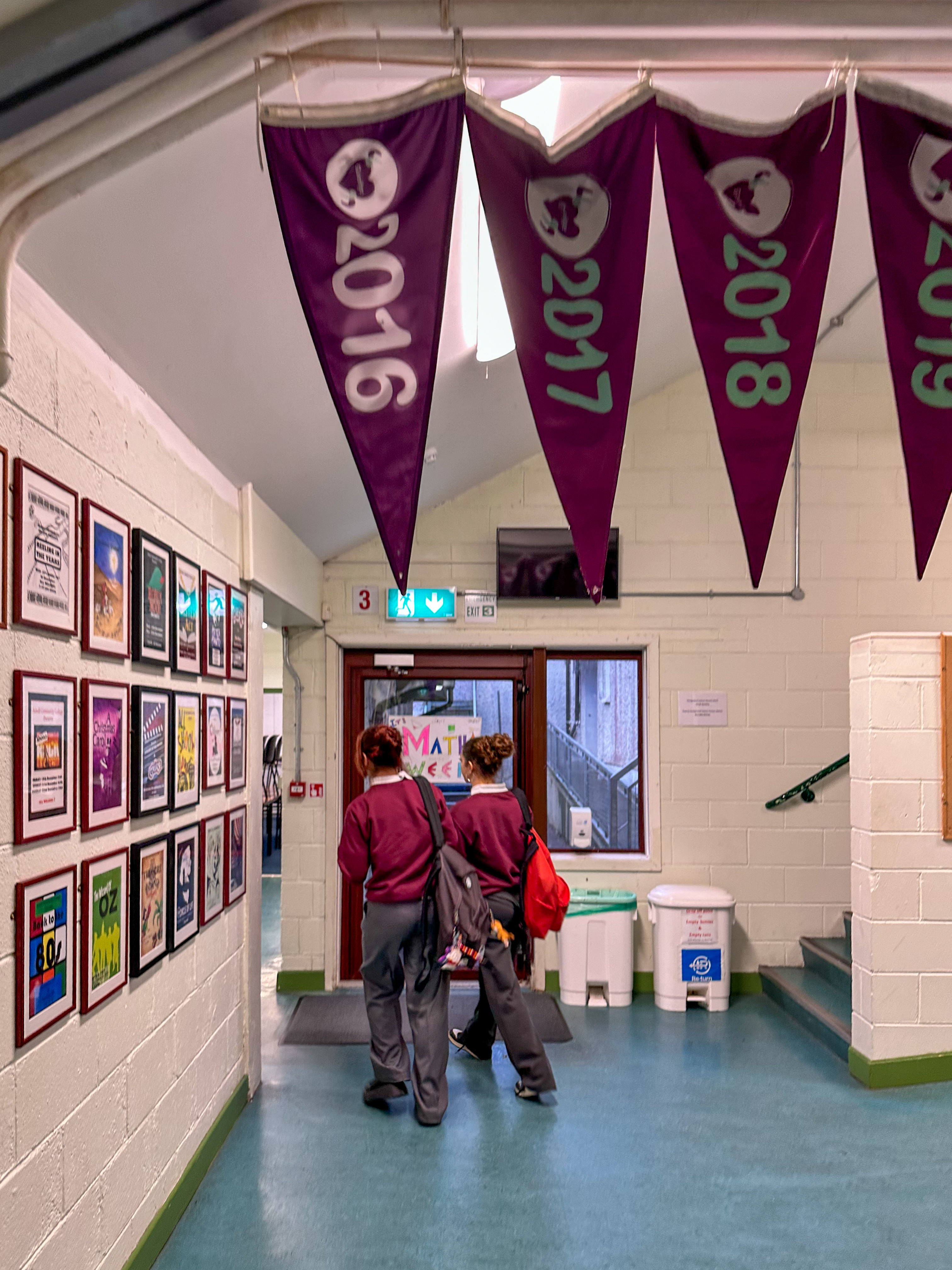 Alice e Alessia nei corridoi dello Schull Community College