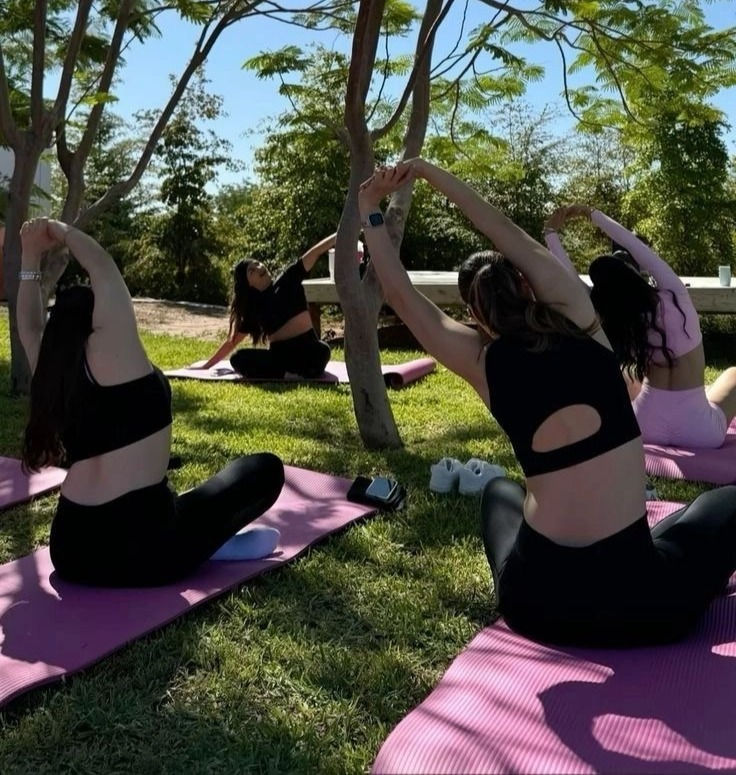 Praticare yoga all'aria aperta è salutare e consente di stare a contatto con la natura.