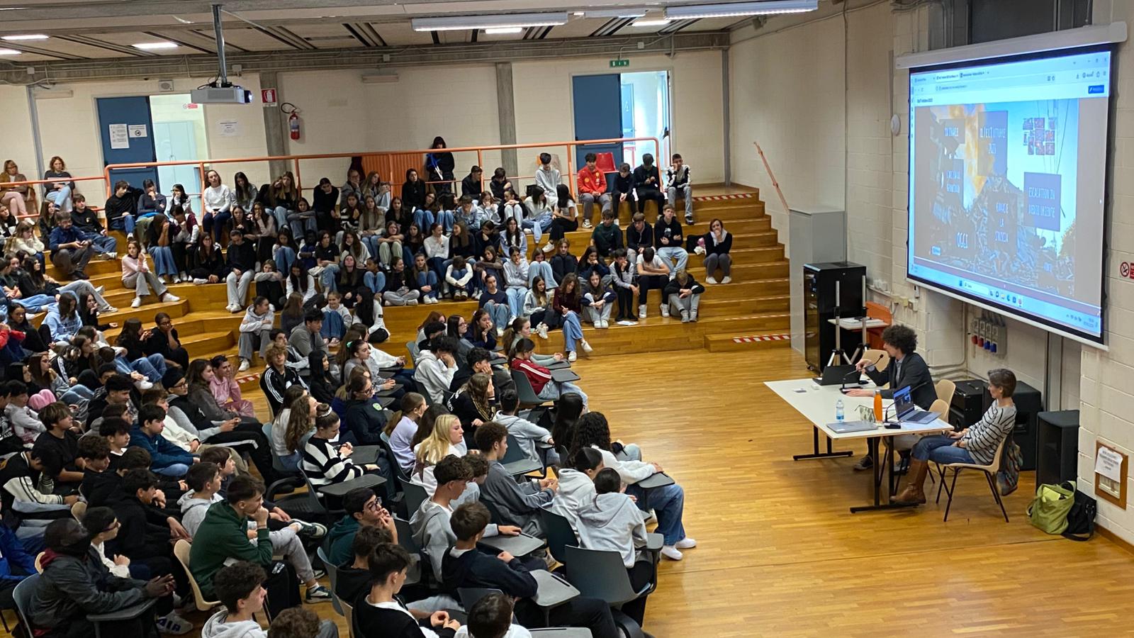 L'aula magna gremita per l'incontro sul conflitto israelo-palestinese tenuto dal prof. Pietro Crippa e dalla prof.ssa Chiara Castelletti. - Foto di Giulia Redaelli