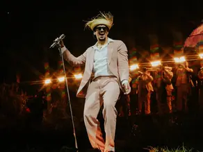 BAD BUNNY TRASFORMA LA MUSICA IN RIVOLUZIONE