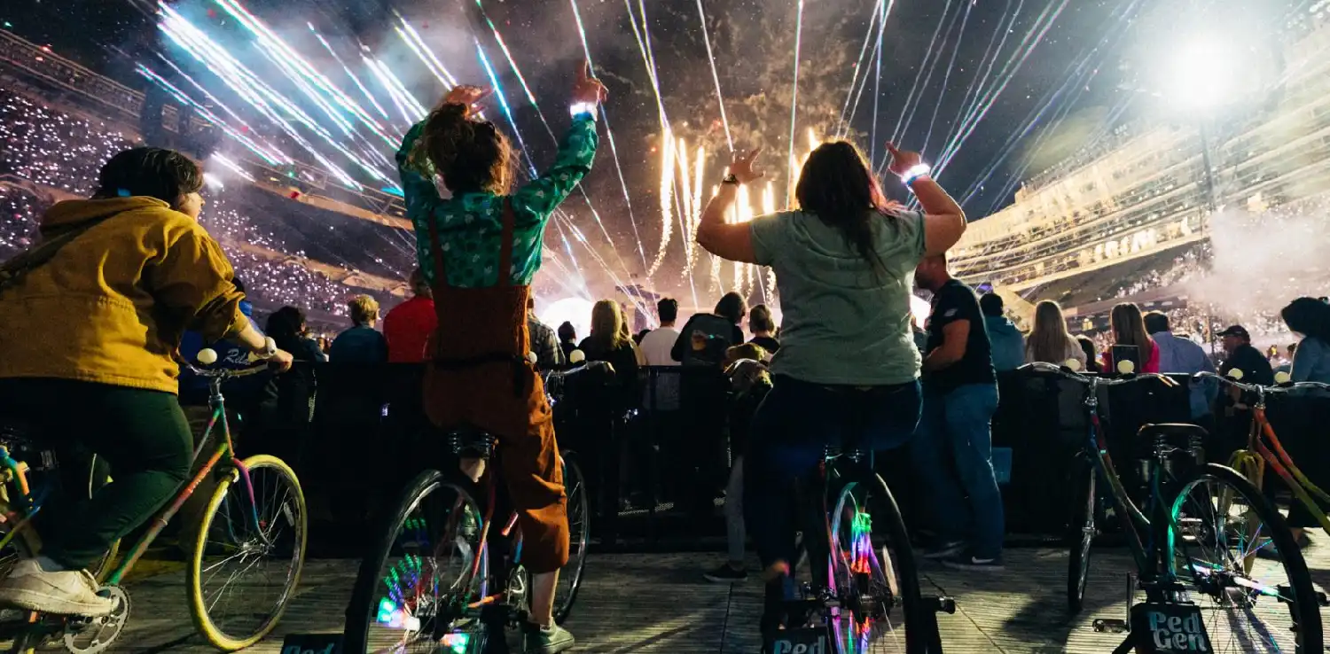 Le biciclette statiche che generano energia e i braccialetti LED a un concerto dei Colplay