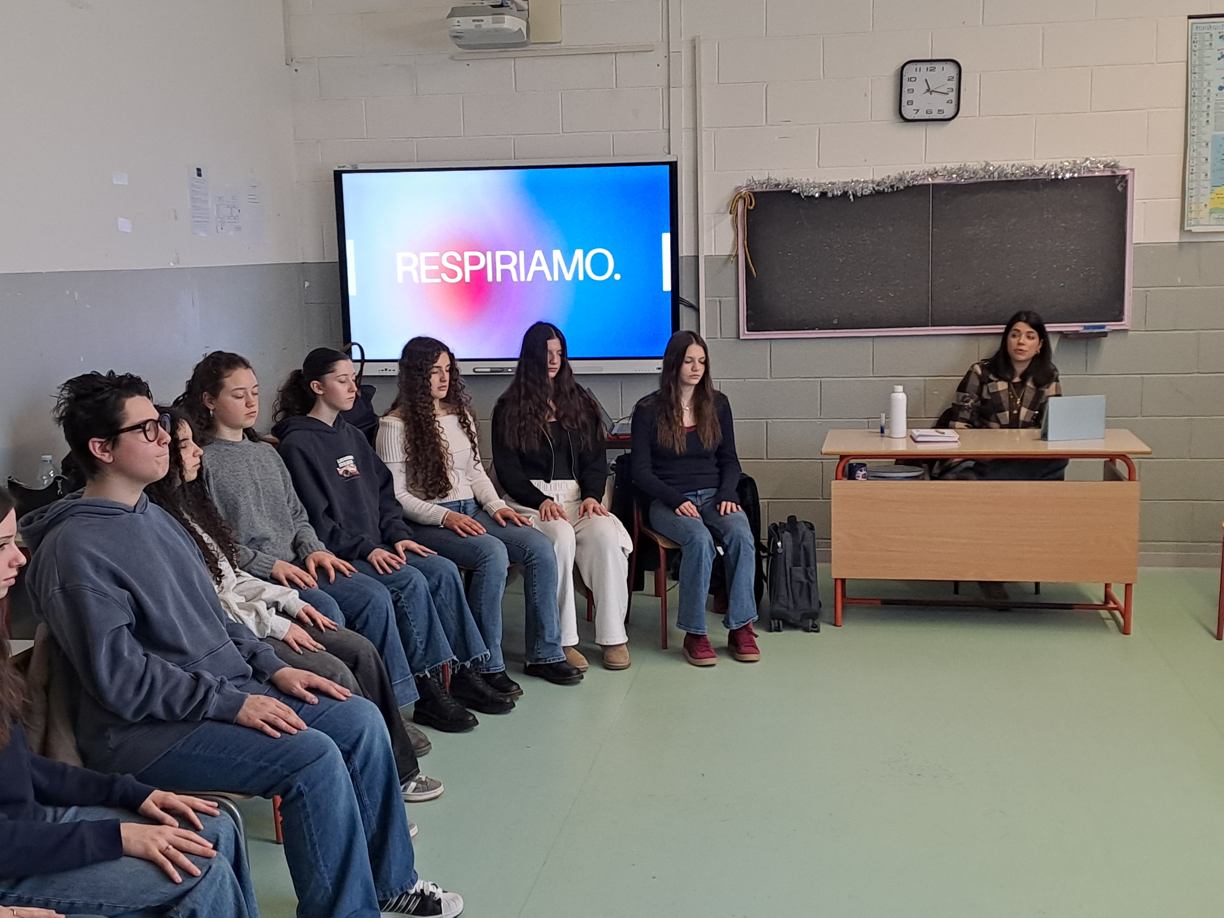 La pratica di respirazione consapevole guidata da Sabrina Camerra, invitata dalla prof.ssa Francesca Corbetta, durante l’incontro “Più presenti, più VIVI”