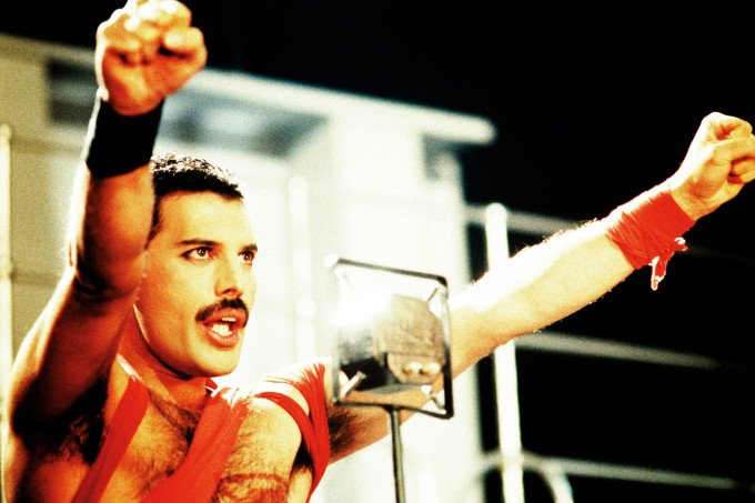A voi Freddie in una delle ballate più romantiche condivise con il pubblico: