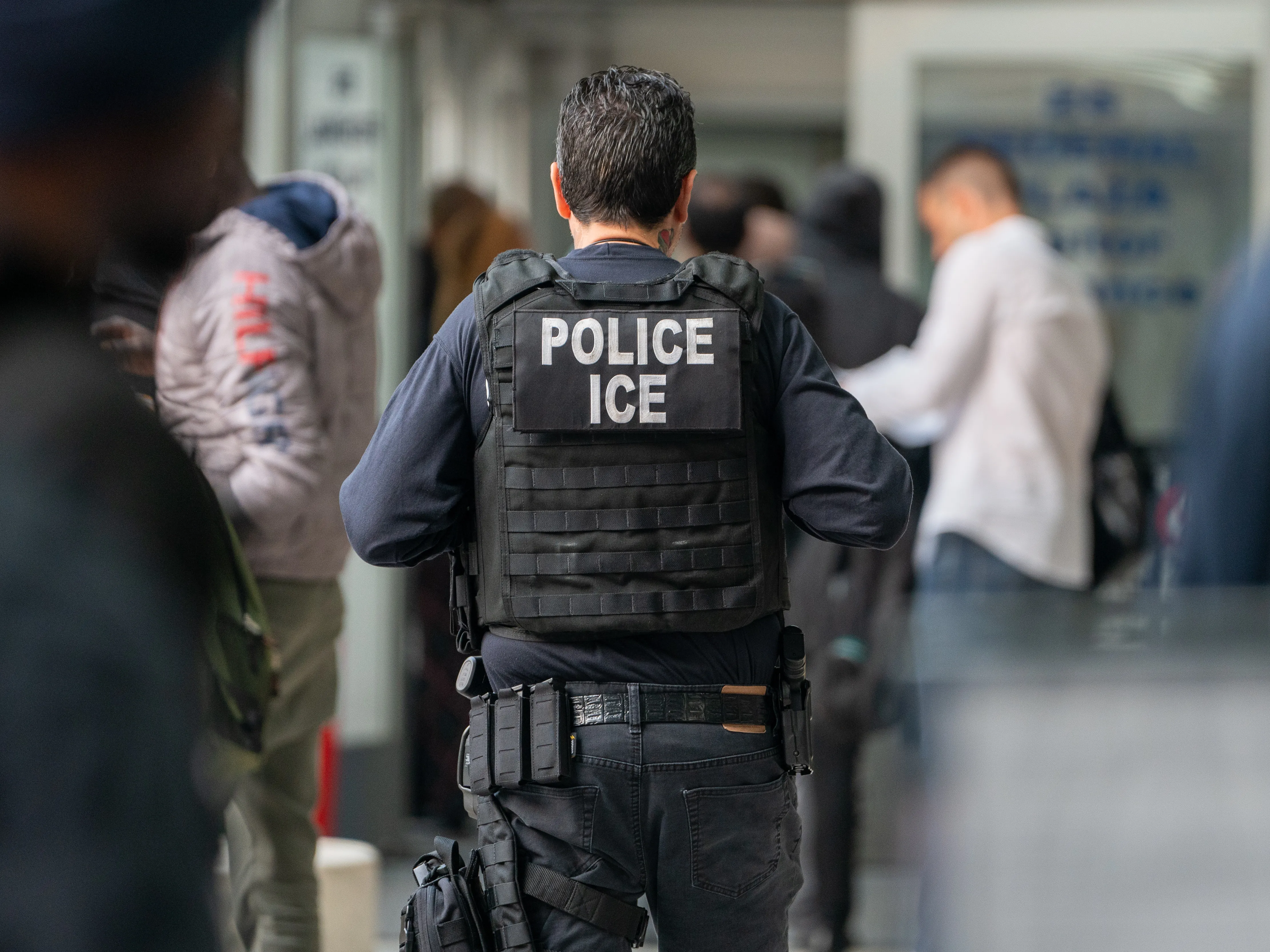Un agente dell'ICE, la United States Immigration and Customs Enforcement
