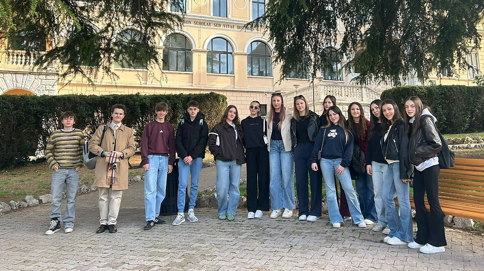 Gli studenti del Greppi insieme ai propri corrispondenti croati, davanti alla scuola di Rovigno