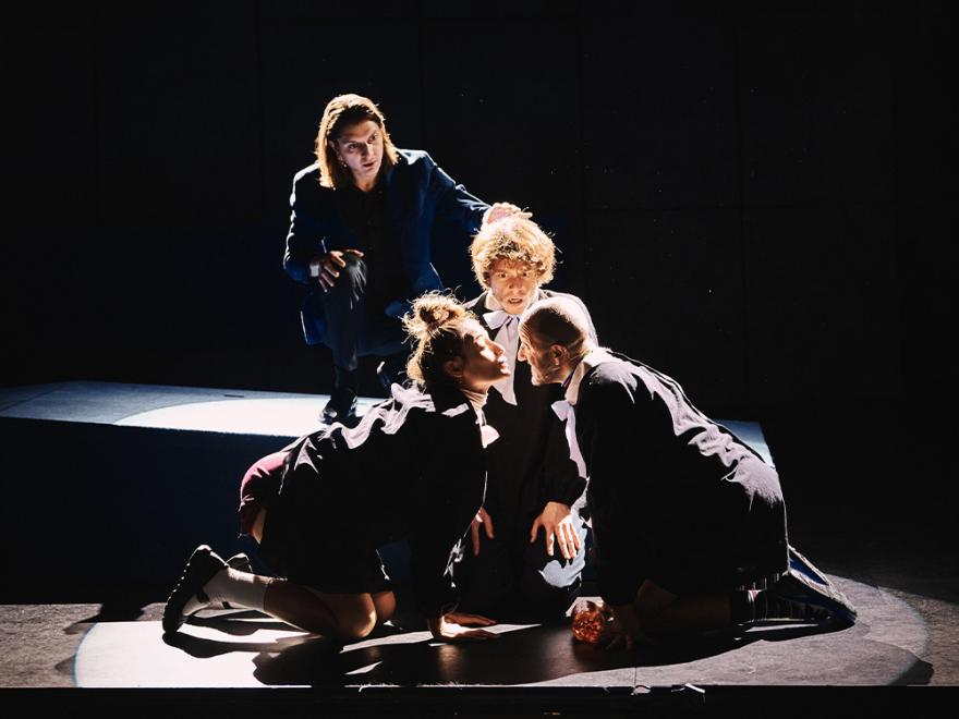 Niccolò Fettarappa (al centro) sul palco insieme a Lorenzo Guerrieri, Gianni D'Addario e Rebecca Sisti in una scena di "Orgasmo", cui gli studenti e i docenti che aderiscono al progetto Greppi@Piccolo hanno assistito venerdì 27 marzo 2026. (foto di Matilde Piazzi - fonte: sito web piccoloteatro.org)