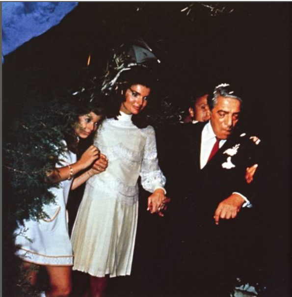 Jacqueline Kennedy ha indossato un iconico abito da sposa disegnato da Valentino Garavani il 20 ottobre 1968 per le sue nozze con Aristotele Onassis. L'abito, proveniente dalla "White Collection" del 1968, era un modello corto in pizzo beige a collo alto, simbolo del sodalizio artistico e dell'amicizia tra la ex First Lady e lo stilista italiano.