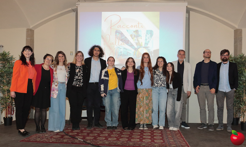 I docenti organizzatori della serata "Racconti dalla Villa - Conversazione con gli autori" e, al centro, le autrici dei racconti insieme al poeta Marco Bellini.