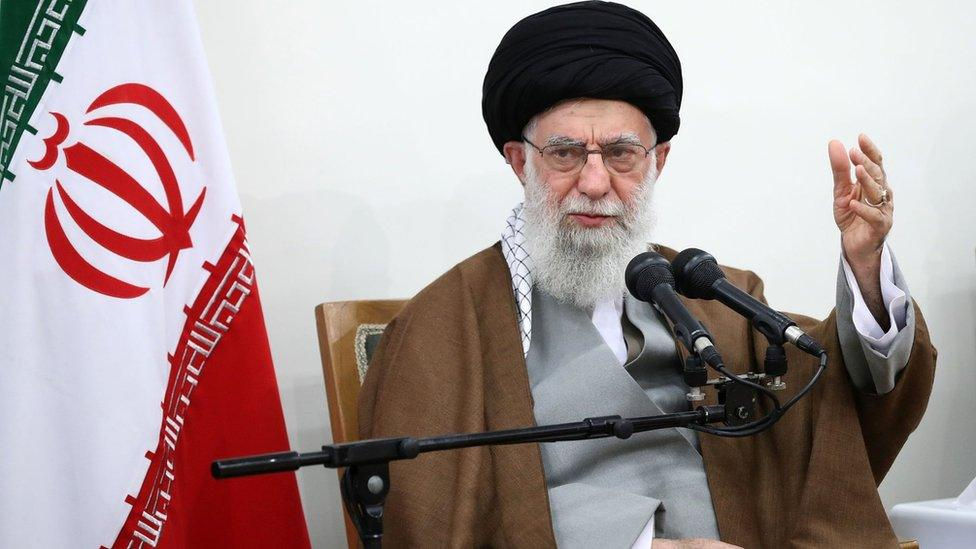 Il dittatore Ali Khamenei che ha dato ordine all’esercito di sparare contro le due ragazze – foto di BBC news