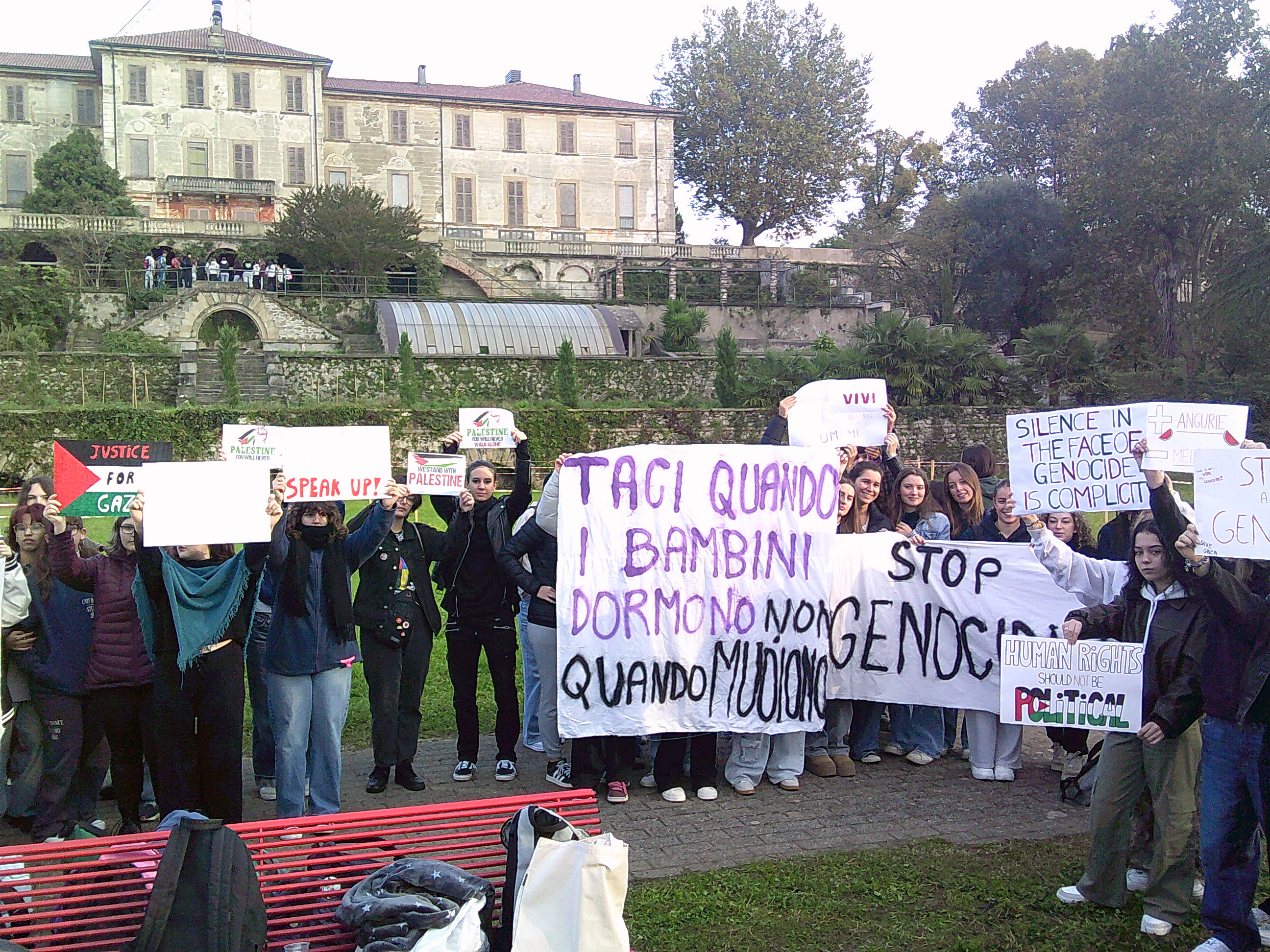 Alcuni degli striscioni realizzati dagli studenti (foto di Chiara Corbetta)