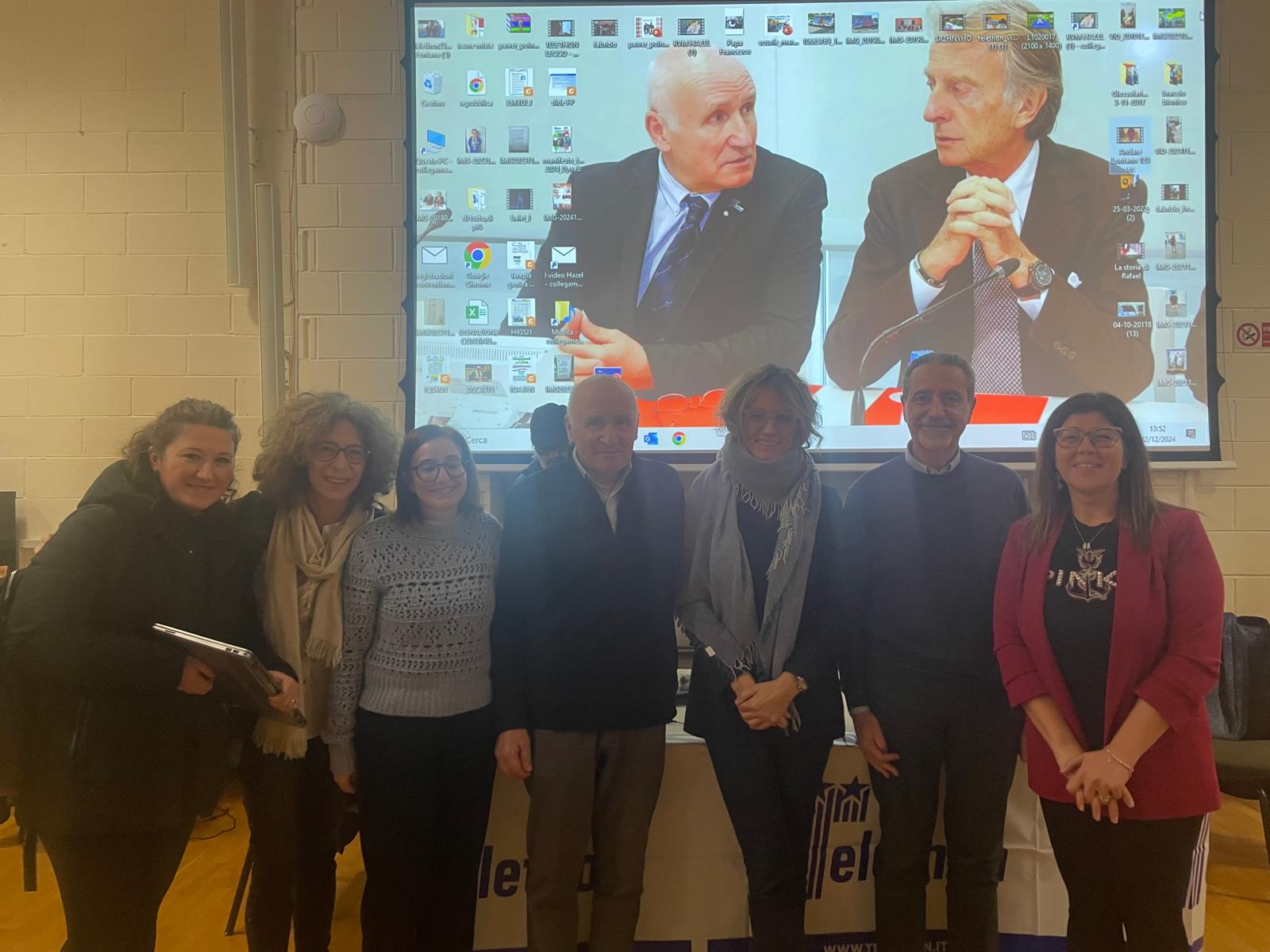 Le professoresse del Dipartimento di Scienze Naturali con i membri della Fondazione Telethon che sono intervenuti in aula magna lunedì 2 dicembre 2024.