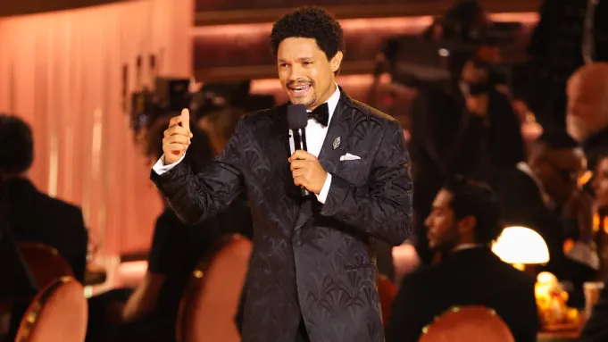 Il conduttore televisivo, attore e comico Trevor Noah mentre presenta la serata dei Grammy Awards 2026