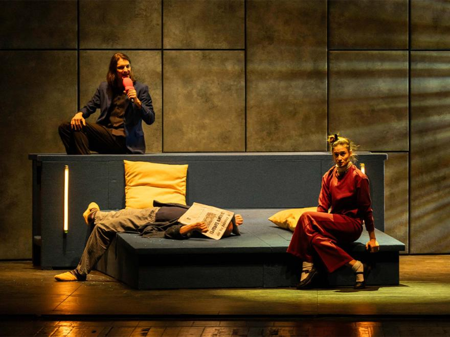 Una scena dello spettacolo teatrale "Orgasmo", cui gli spettatori hanno potuto assistere tra il 24 e il 29 marzo 2026 presso il Teatro Studio Melato (foto di Masiar Pasquali - fonte: sito web piccoloteatro.org)