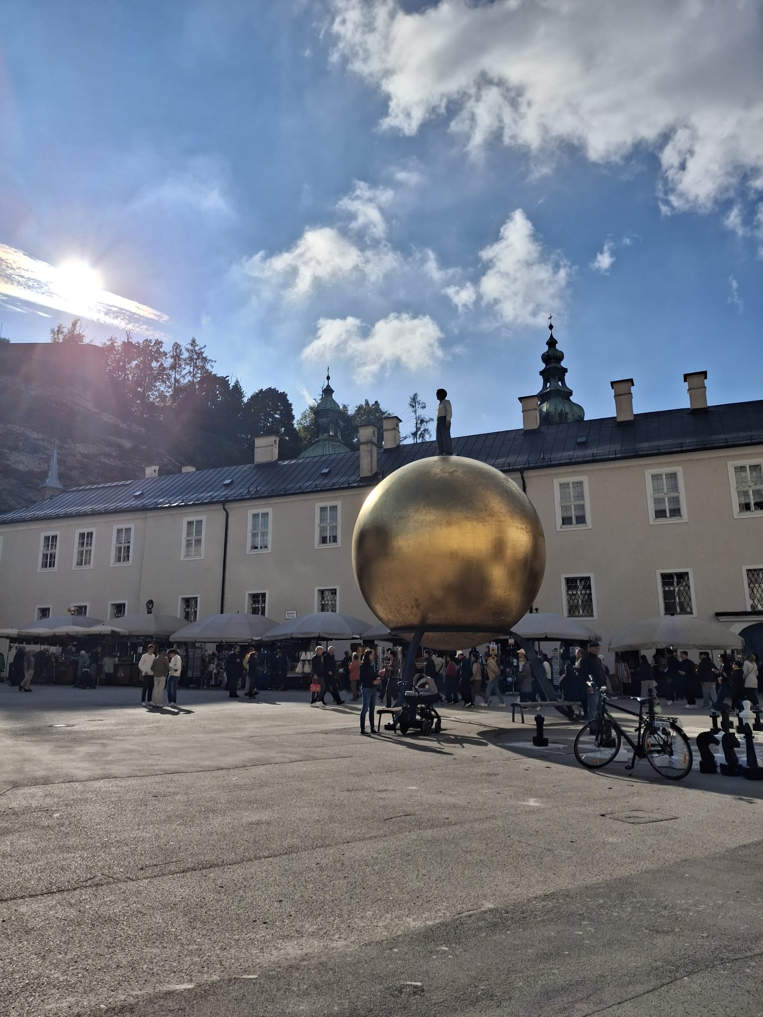 La scultura "Sphaera" in Kapitelplatz, Salisburgo