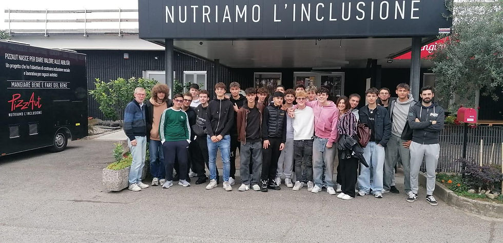 La 4IB con i docenti accompagnatori davanti a PizzAut