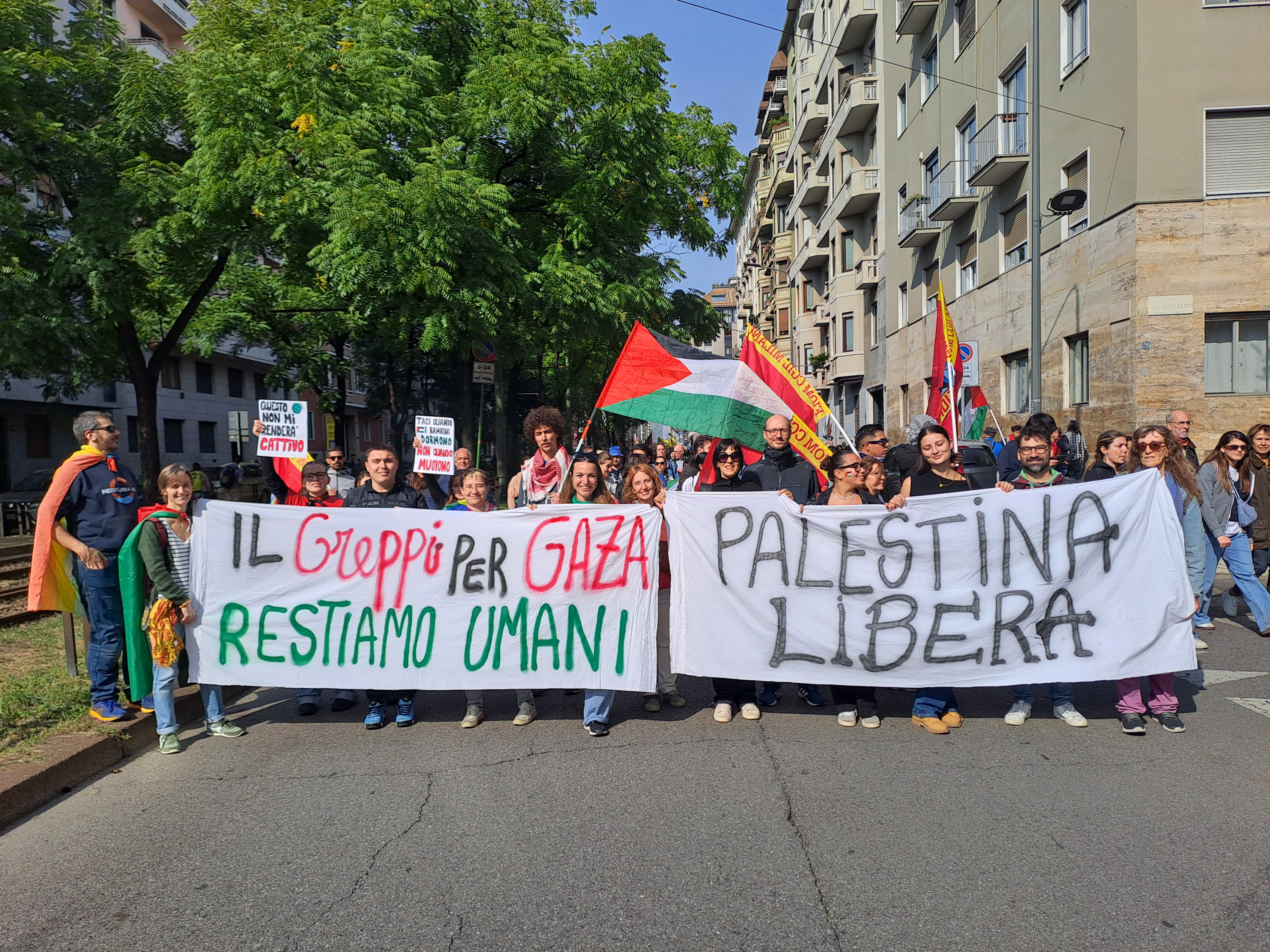 Studenti e docenti del Greppi a Milano, durante la manifestazione pro Palestina del 3 ottobre 2025