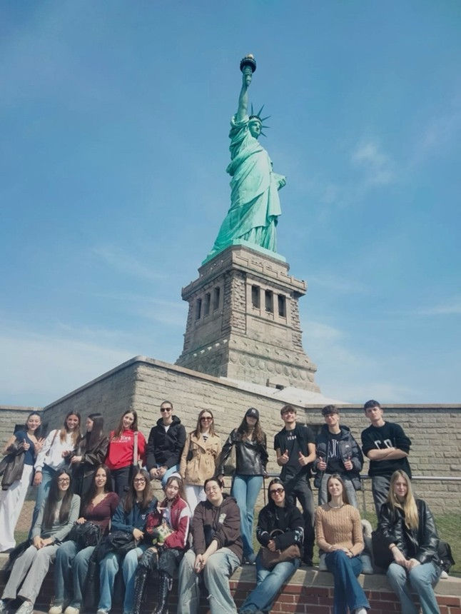 Gli studenti del Greppi che hanno partecipato al progetto "Ambasciatori Onu a New York" in uno scatto con la Statua della Libertà sullo sfondo.