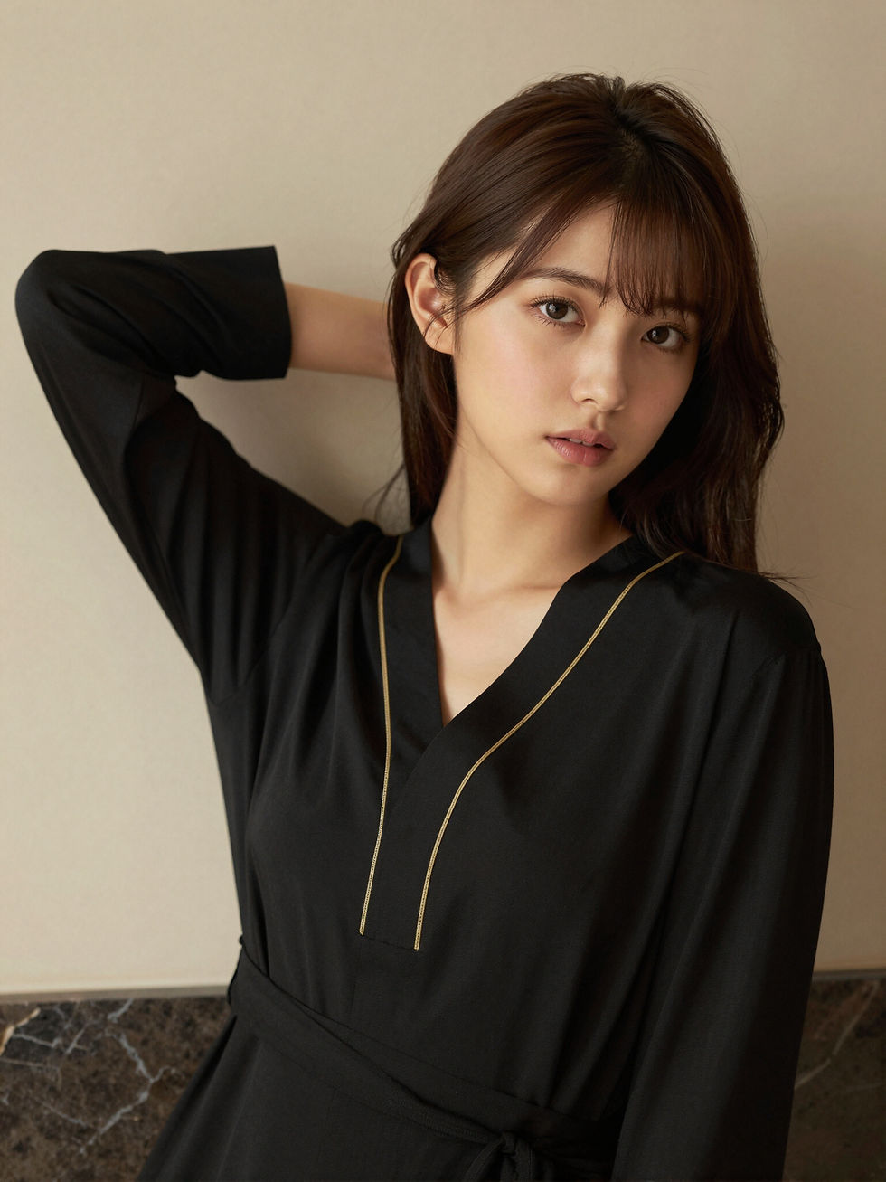 メンズエステのお忍び予約に最適な、落ち着いた黒い服の女性の出勤スケジュール