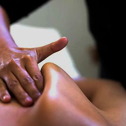tuina massage, performing tuina on back area, back massage, meditation taichi