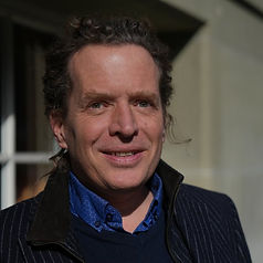 Thomas Gsteiger Portrait vor Praxis in Bern