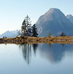 bergsee berge gespiegelt im wasser