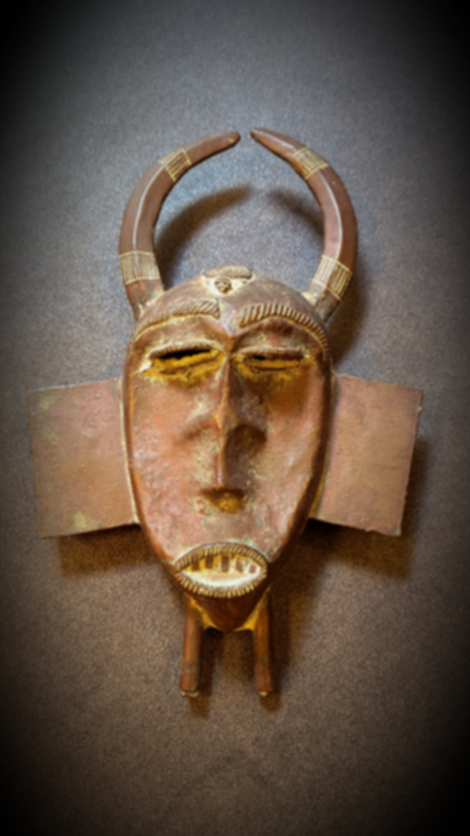 Masque féminin africain en bronze