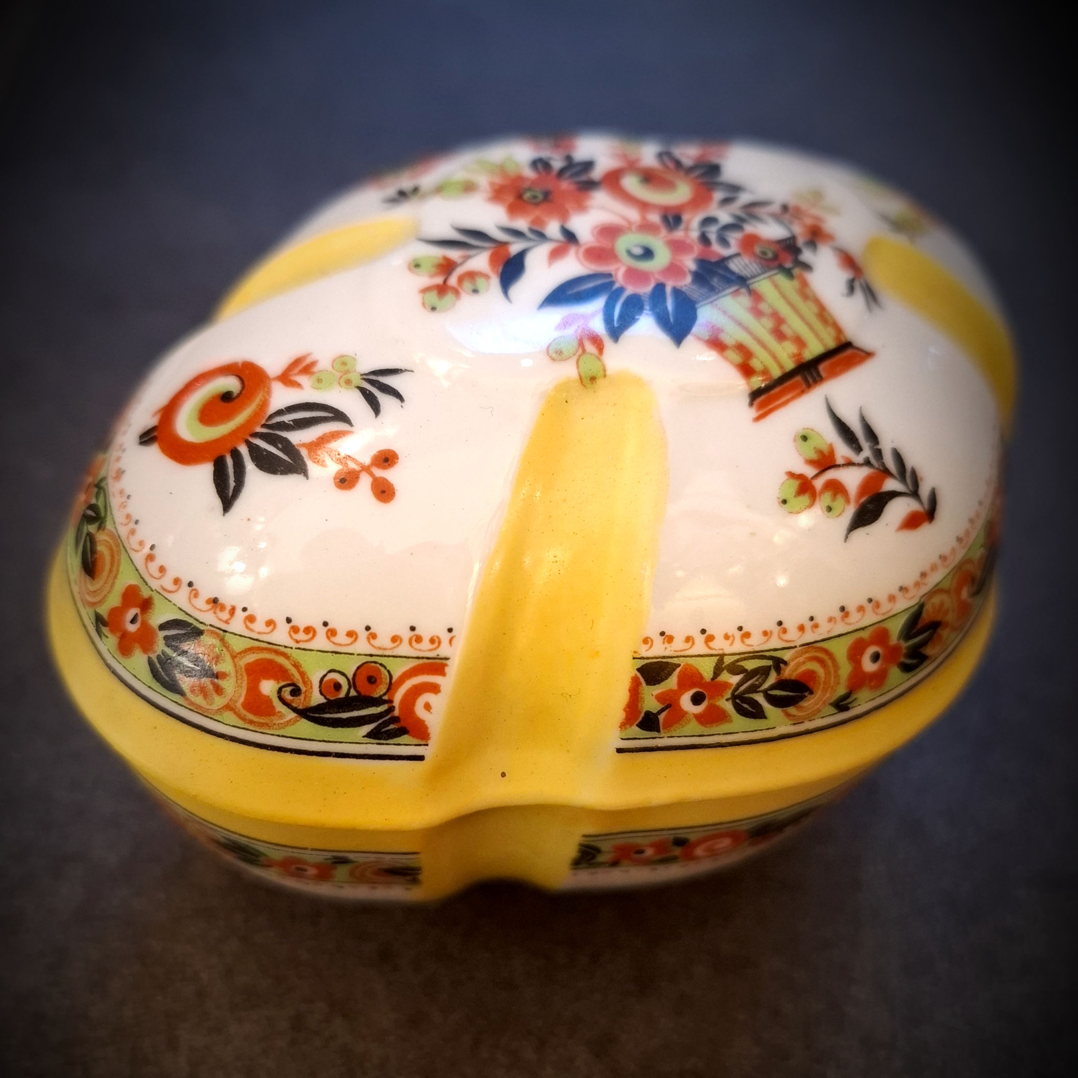 Ancienne bonbonnière en porcelaine fine