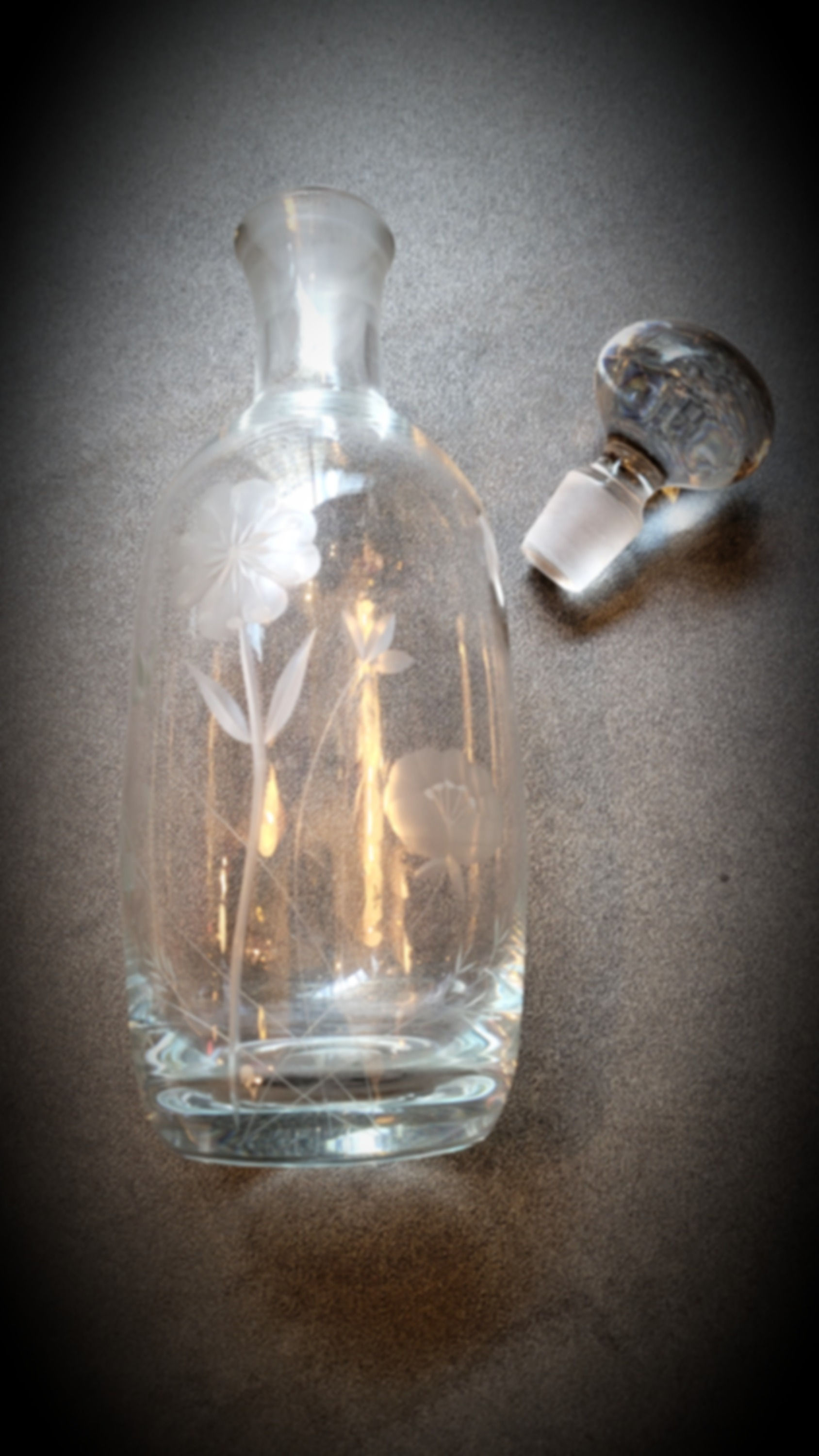 Carafe ancienne verre épais gravé