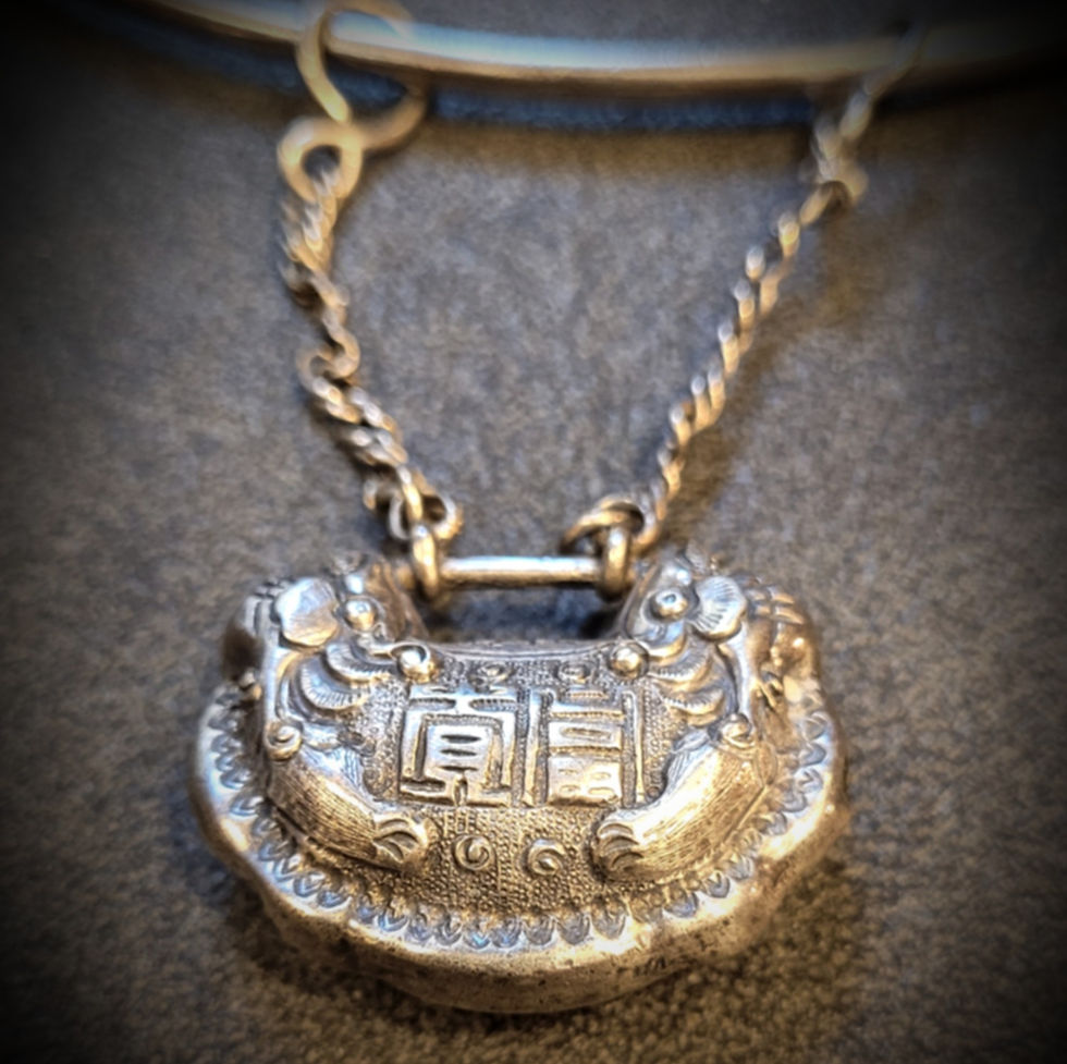 Miniature : Ancien petit cadenas en argent massif monté en collier