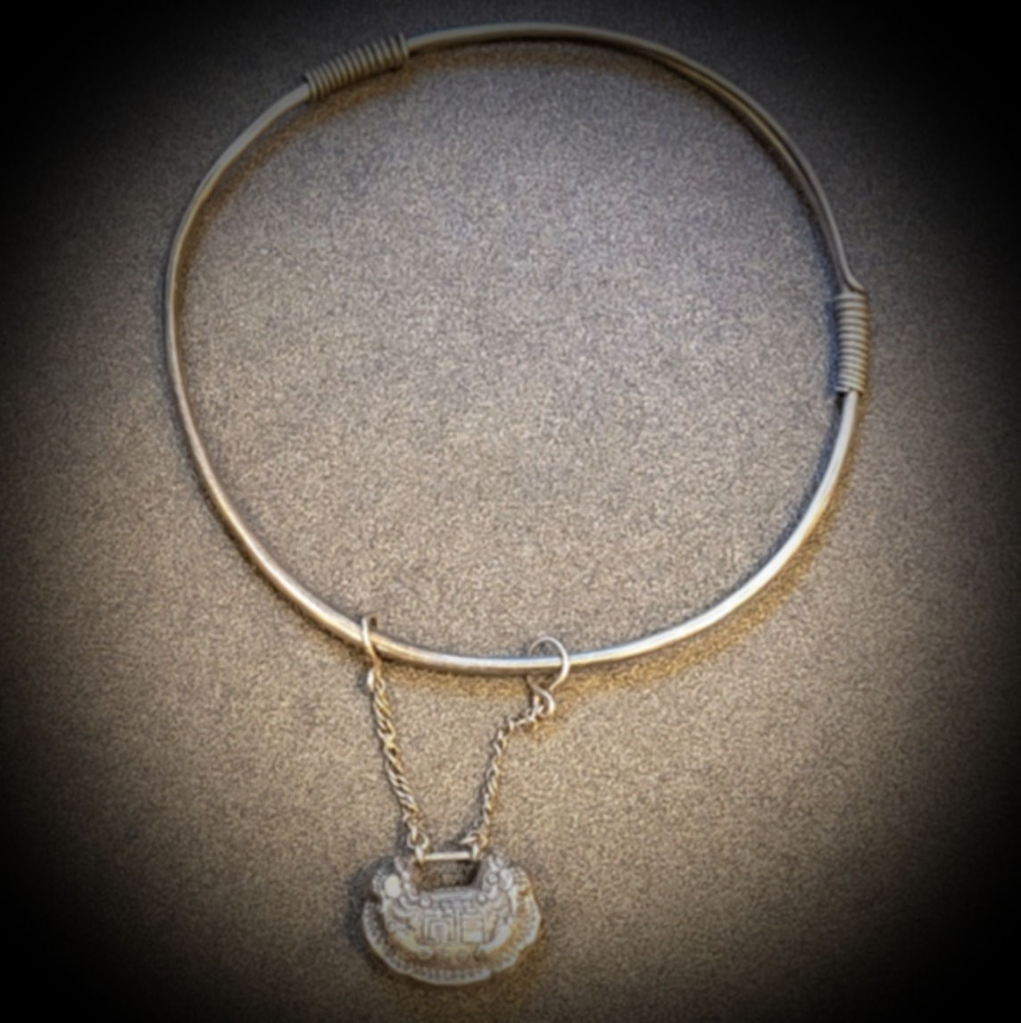 Ancien petit cadenas en argent massif monté en collier