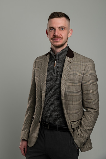 20250522-TonyLoweHeadshot14654-Edit.jpg