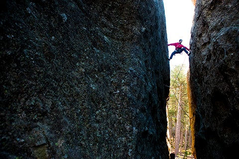 Eric Hansen presses through Holdum 15 (5.10). (Photo: Andrew Burr)