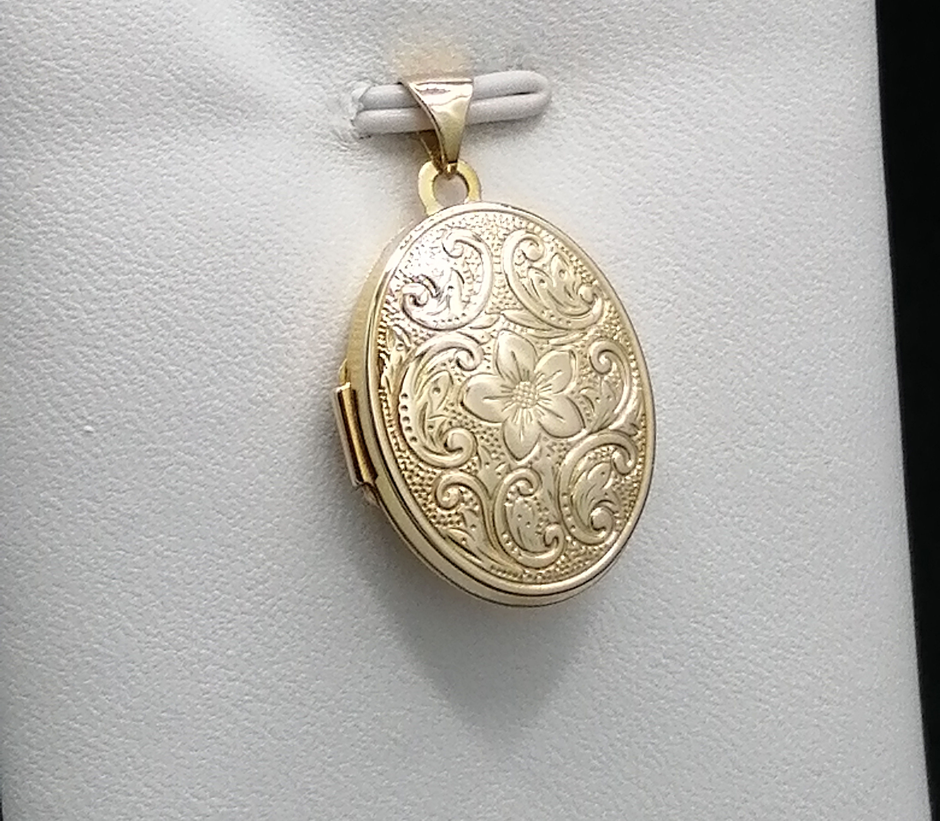 9ct Gold Flower All Over Engraved Oval Locket