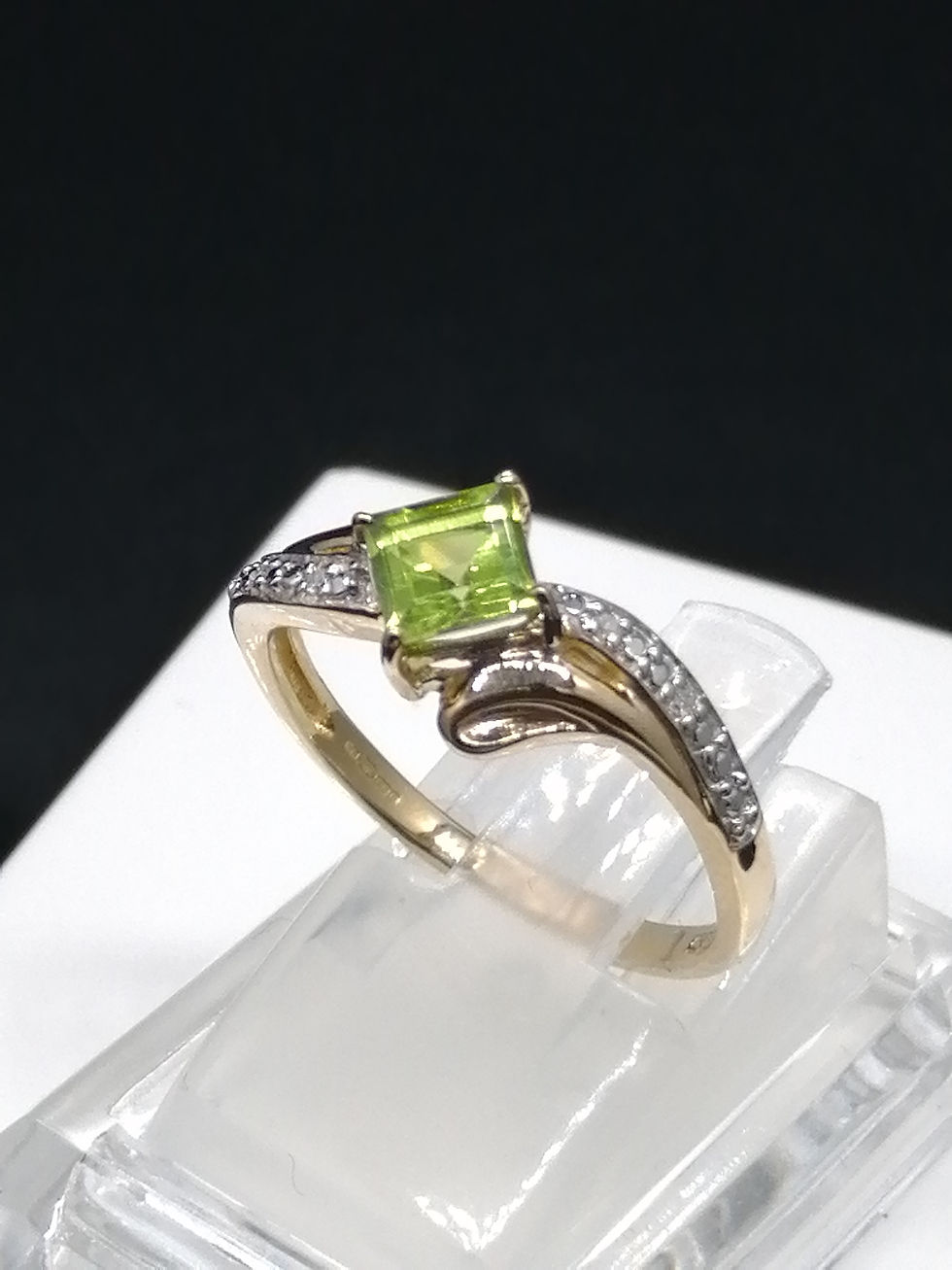 Thumbnail: 9ct Gold Princess Peridot & Diamond Twist Ring