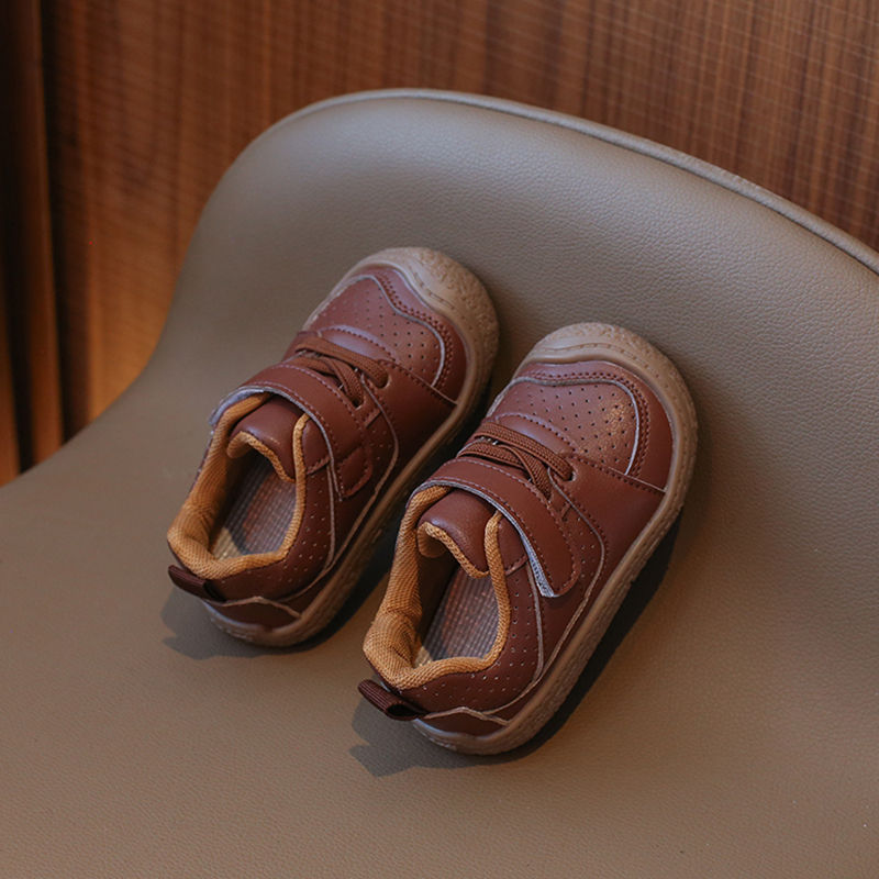 Thumbnail: Brown velcro baby shoes