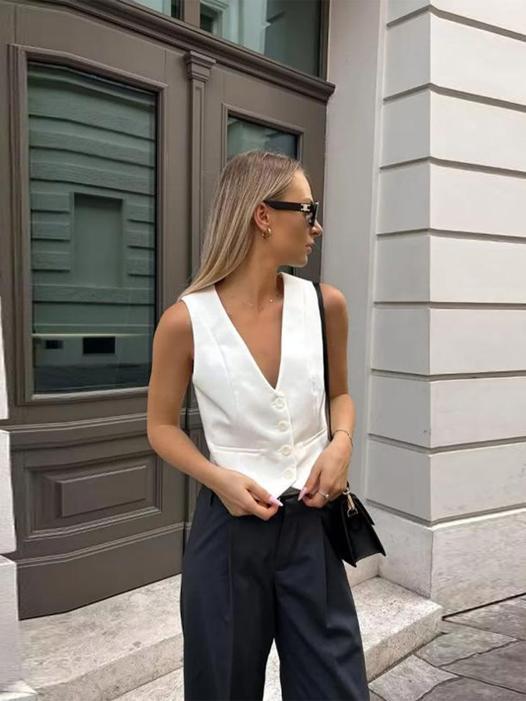 Woman wearing square fashion sunglasses