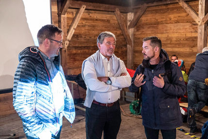 Gipfelstürmer Event in der Panorama Bar auf der Klewenalp. Drei Männer sind in ein Gespräch vertieft