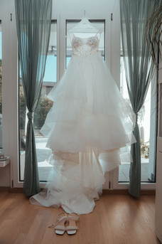 Hochzeit Erika und Demetris - Das Brautkleid aufgehängt.