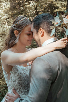 Hochzeit Erika und Demetris - Das Brautpaar steht Stirn an Stirn und geniessen zusammen den Moment.