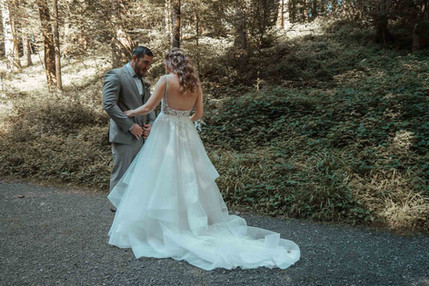 Hochzeit Erika und Demetris - Das Brautpaar begutachtet sich gegenseitig.