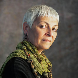 Sonya Orfalian, nata in Libia nel 1958 da genitori armeni è scrittrice, traduttrice ed artista nell’arte della pittura. E' figlia ( e nipote) della diaspora iniziata dopo i massacri perpetrati dai Giovani Turchi nel 1915 ai danni di uomini, donne e bambini armeni cristiani che pacificamente avevano abitato l’Anatolia musulmana fino al XIX secolo. La famiglia del nonno paterno, Armeno di Turchia, (come del resto quella di quello materno), dovette lasciare la città di Urfa (da cui il suo cognome Urfa – Orfalian) e cercare accoglienza altrove. Apolide e rifugiata, dagli anni Settanta vive a Roma e da sempre si dedica ai temi del genocidio armeno e delle radici culturali del suo popolo. Ha pubblicato diversi volumi, tra cui La cucina d’Armenia. Viaggio nella cultura culinaria di un popolo (2009), A cavallo del vento. Fiabe d’Armenia (2014), e Alfabeto dei bambini armeni (2023).