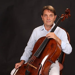 Luca Peverini, violoncellista, è nato a Roma.
Ha studiato presso il Conservatorio di musica “Santa Cecilia” di Roma sotto la guida del Maestro Francesco Strano, con il quale si è diplomato nel 1985 ottenendo il massimo dei voti.
In seguito si è perfezionato con i seguenti Maestri: Amedeo Baldovino, Radu Aldulescu, Mirel Jancovici, Christoph Coin e Riccardo Brengola per la musica  da camera.
Nel 1986 è vincitore del primo premio con menzione d’onore al concorso Internazionale di Musica per Giovani “Città di Stresa”. 
Nel 1990 l’Accademia Musicale Chigiana gli conferisce il diploma d’onore quale migliore allievo del corso di musica da camera.
Nel 1995 è stato nominato primo violoncello nell’Orchestra Regionale del Lazio con la quale ha suonato anche in veste di solista fino al 2000.
 
Dal 2000 al 2012 è stato primo violoncello e violoncello solista dell’Orchestra da camera “Concerto Italiano” diretto da Rinaldo Alessandrini, specializzata nell’esecuzione di musica antica con strumenti originali, con il quale ha effettuato tournèe nei principali teatri Europei .
  Nel 2012 ha vinto il concorso per violoncello concertino bandito dal Teatro dell’Opera di Roma  con il M° Riccardo Muti presidente della giuria ed è ora un membro stabile dell’orchestra.