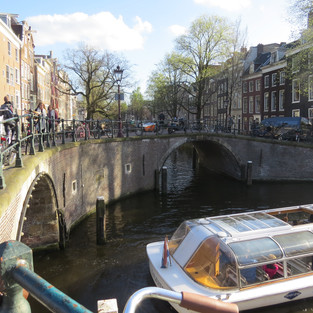 Barco coberto faz o passeio nos belos canais de Amsterdam.