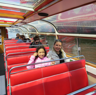 Passeio no confortável barco nos canais.