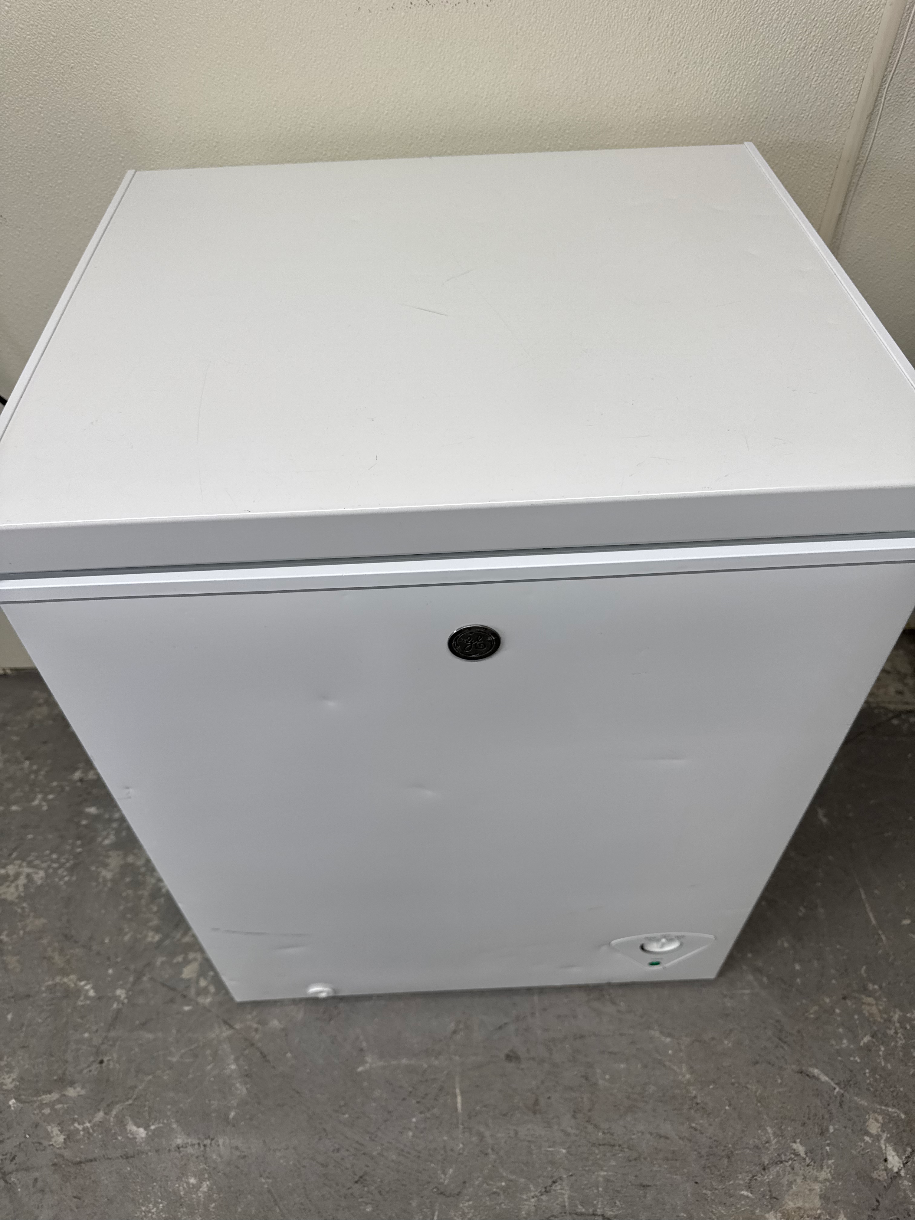 GE Chest Freezer 5.1 Cu.Adjustable Temperature Control Manual Defrost Garage Rea